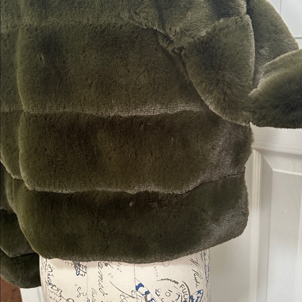 Belle Fare Faux Fur Olive Cropped Jacket - Picture 11 of 16